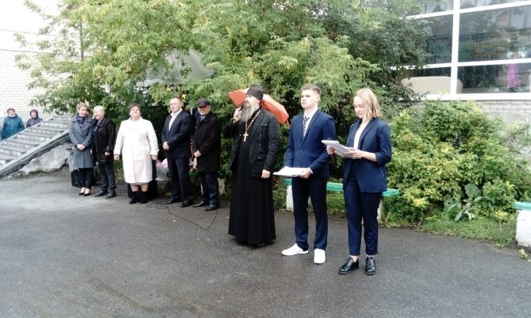 Духовенство Никольского собора г.Сатка посетило школьные линейки