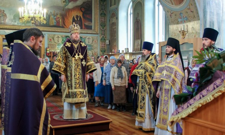 Епископ Викентий совершил литургию в Саткинском соборном храме