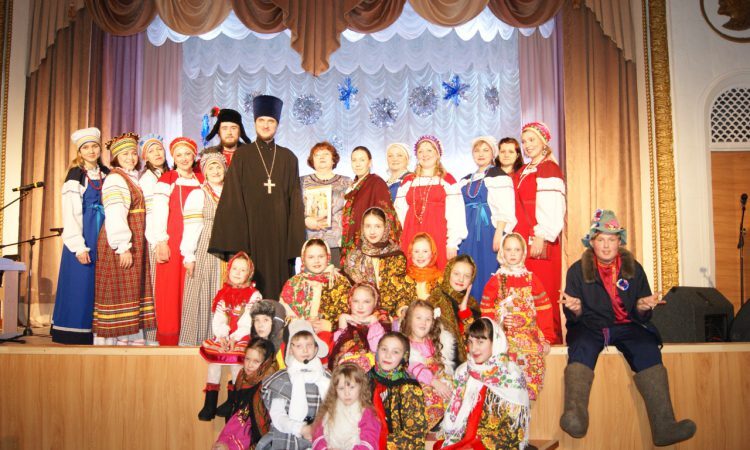 Благочинный Саткинского округа поблагодарил руководство и артистов Славянского центра