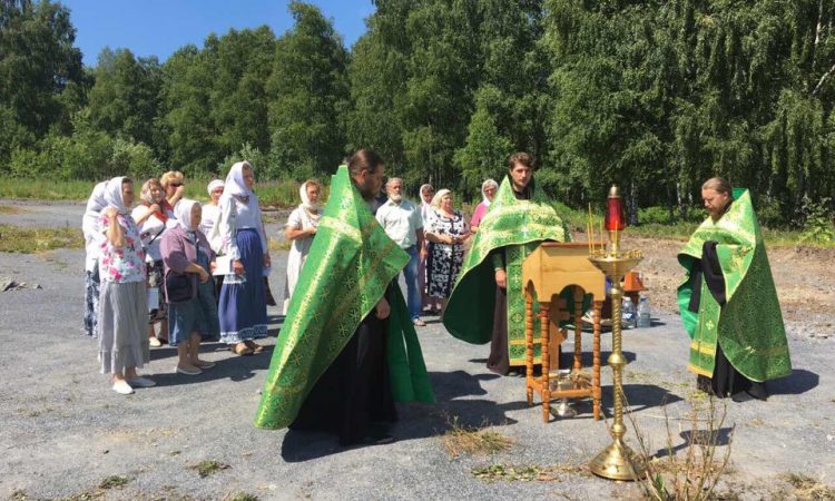 На месте строительства храма в Сатке совершён праздничный молебен