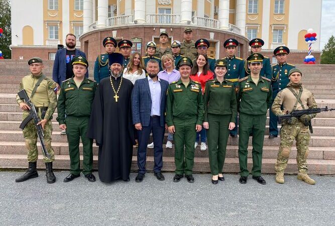 Благочинный Саткинского округа принял участие в торжествах, посвященных Дню флага Российской Федерации